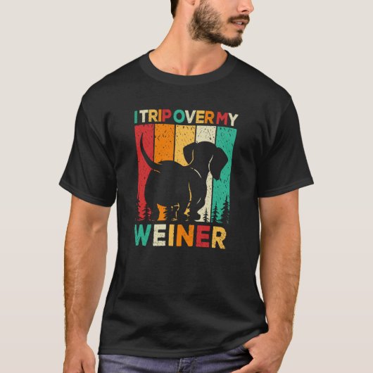 ウィーナーダックスフンドの犬にひっかかる Tシャツ (正面)