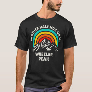 ウィーラーピークをハイキングするアナザー・ハーフ・マイル・オア・ソー Tシャツ