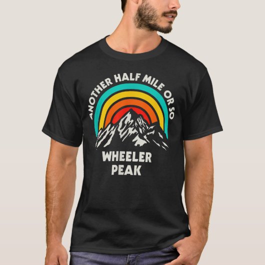 ウィーラーピークをハイキングするアナザー・ハーフ・マイル・オア・ソー Tシャツ (正面)