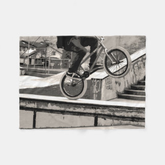 ウィーリーマスター – BMXバイクもしくは自転車に乗る人 フリースブランケット