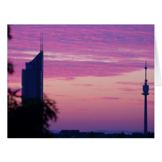 ウィーン・オーストリアのピンク色の紫色の日の出 (正面横)