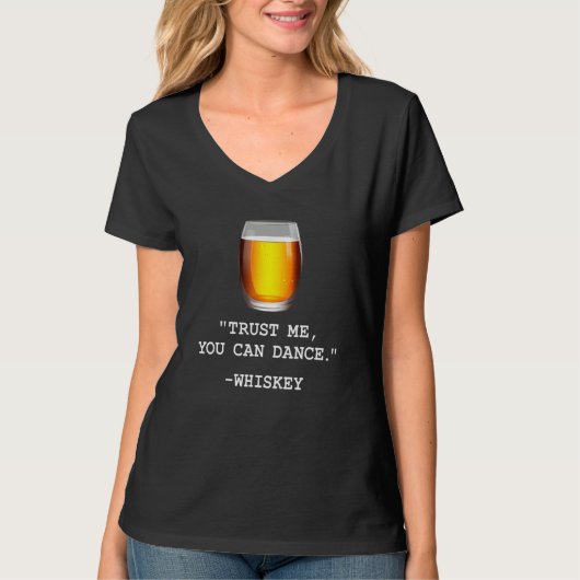 ウイスキーおもしろいはウイスキーの飲み物を踊れよ Tシャツ (正面)