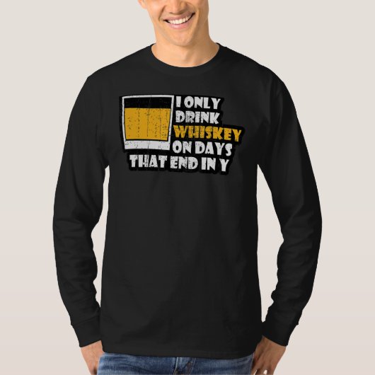 ウイスキーIはYで終わる日にウイスキーしか飲まない Tシャツ (正面)