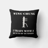 ウイングチュン木製ダミートレーナーおもしろいことわざデザイン クッション (裏面)