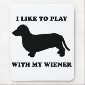 ウインナー犬のティー- "私は私のウインナーと"遊ぶのを好みます マウスパッド (正面)