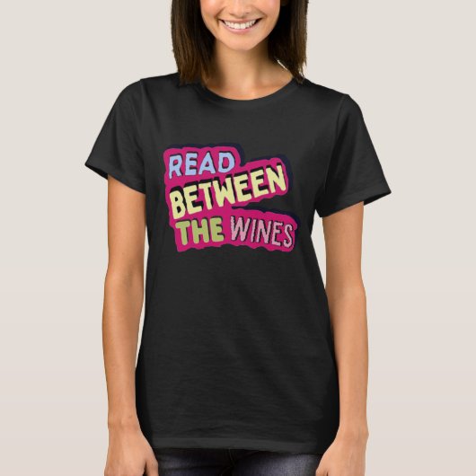 ウイ読ンの間で、本の恋人とワインのドリンカー Tシャツ (正面)