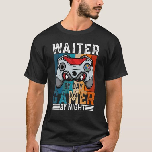 ウェイターバイデイゲーマーバイナイトミームゲーマー Tシャツ (正面)