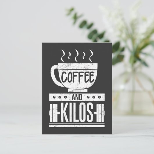 ウェイトリフティングの自己ベストを更新するコーヒー好きな人へのプレゼント ポストカード (スタンド正面)