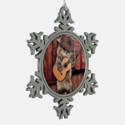 ウェスタンキャットカウボーイミュージシャンとギター スノーフレークピューターオーナメント (左)
