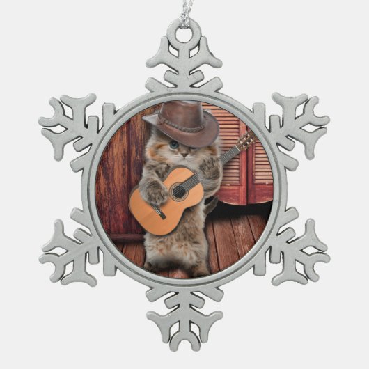 ウェスタンキャットカウボーイミュージシャンとギター スノーフレークピューターオーナメント (正面)