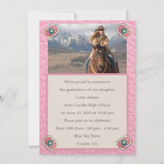 ウェスタンスタイルピンク女性のカーボーイ写真卒業 招待状 (裏面)