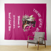 ウェスタン女性のカーボーイはマゼンタピーニーの泡立つシックなブーツ タペストリー (インサイチュ(横))