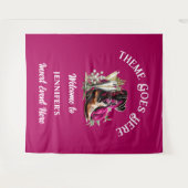 ウェスタン女性のカーボーイはマゼンタピーニーの泡立つシックなブーツ タペストリー (正面(横))