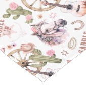 ウェスタン女性のカーボーイベイビーシャワーテーブルランナー – ピンク ショートテーブルランナー (コーナー)