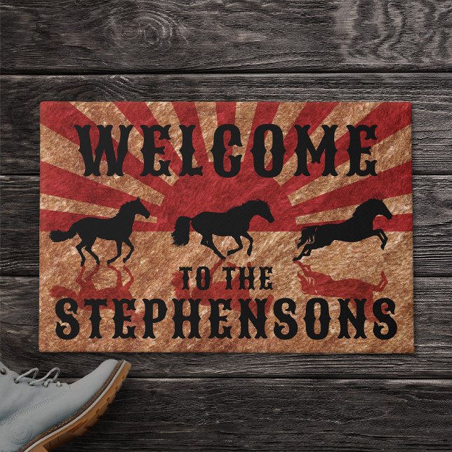 ウェスタン素朴ウマズファミリー名歓迎 ドアマット (Rustic western doormat with horses and welcome family name text)