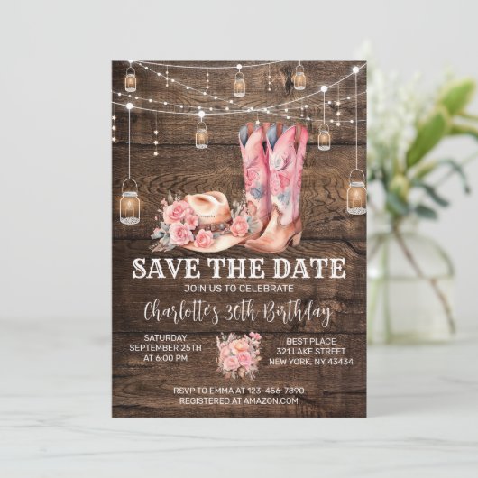 ウェスタン素朴女性のカーボーイ日付の保存誕生日 招待状 (スタンド正面)