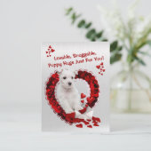 ウェスティー愛する鼻の付く子犬のハグバレンタイン シーズンポストカード (スタンド正面)