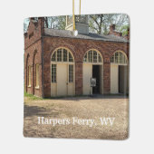 ウェストバージニア州ハーパースフェリーのジョン・ブラウンズ・フォート。 セラミックオーナメント (左)