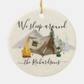 ウェズスリープウォーターのまわりにカラーパーソナライズキャンプテント セラミックオーナメント (裏面)