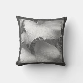 ウェットとディウィーのブドウのの白黒葉写真 クッション