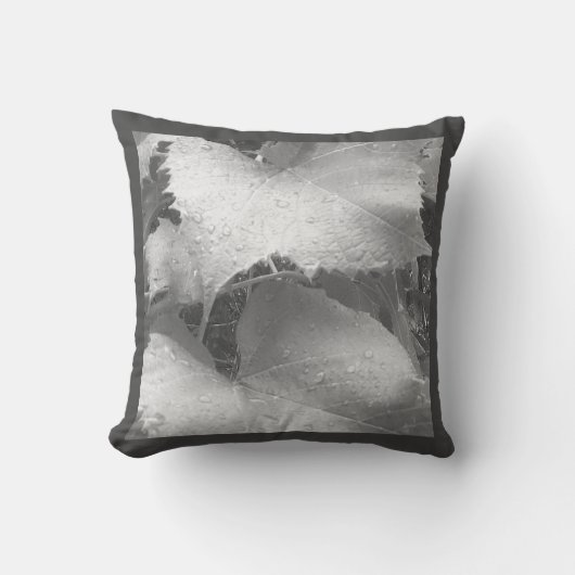 ウェットとディウィーのブドウのの白黒葉写真 クッション (正面)