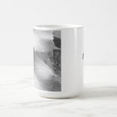 ウェットとディウィーのブドウのの白黒葉写真 コーヒーマグカップ (中央)
