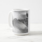ウェットとディウィーのブドウのの白黒葉写真 コーヒーマグカップ (正面左)
