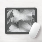 ウェットとディウィーのブドウのの白黒葉写真 マウスパッド (マウス)