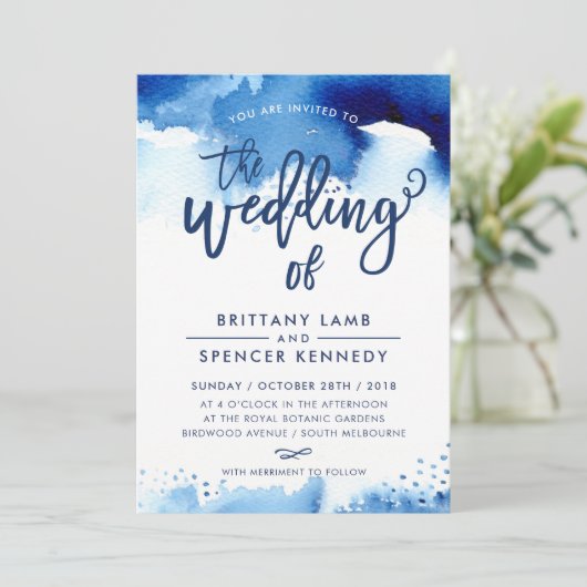 ウェディングイモダンンスタイリッシュグネイビーの水色 招待状 (スタンド正面)