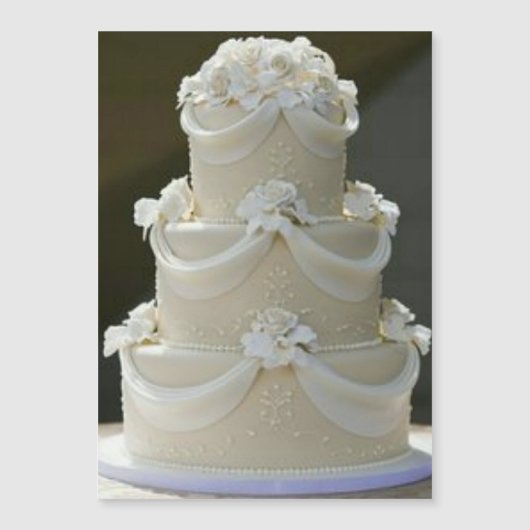 ウェディングケーキのSave the Date マグネット招待状 (正面)