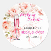 ウェディングシャワーのお祝い ガラスの杯を上げて 彼女は結婚する ラウンドシール (正面)