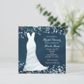 ウェディングシャワーのためのハンガーにかけられたウェディングドレスとコンフェッティ 招待状 (スタンド正面)