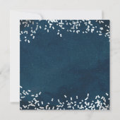 ウェディングシャワーのためのハンガーにかけられたウェディングドレスとコンフェッティ 招待状 (裏面)