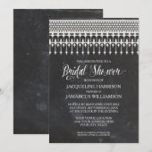 ウェディングシャワーのための素朴な黒板ラックとレースのタイポグラフィ 招待状 (正面/裏面)