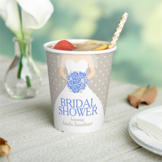 ウェディングシャワーの白いドレスと青いバラ 紙コップ (インサイチュ)