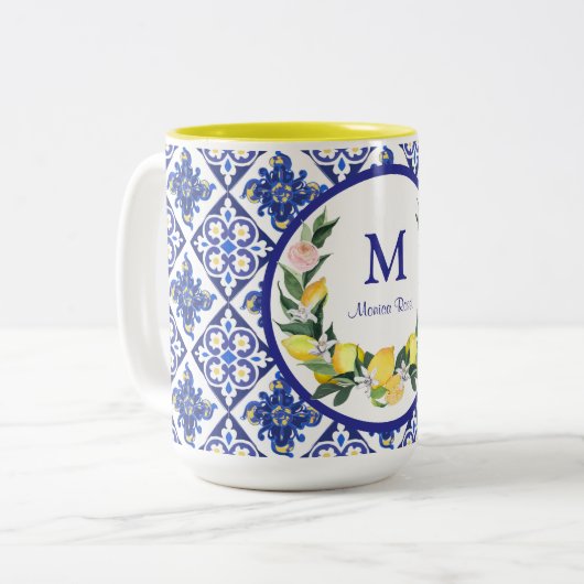 ウェディングパーティーのためのレモンとブルーのイタリアンタイル ブライダルシャワー ツートーンマグカップ (正面左)