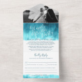 ウェディングパーティー後の幸せな写真アクアティール(緑がかった色) オールインワン招待状 (内側)