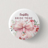 ウェディングピンクの花が咲くBriDE Tribe 缶バッジ (正面)