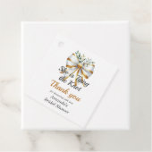 ウェディングプラン：ゴールドとホワイトのボウ フラワーブライダルシャワー フェイバータグ (インサイチュ)