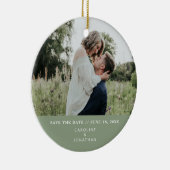 ウェディング日付を保存する写真シンプルの緑ミニマル色 セラミックオーナメント (右)