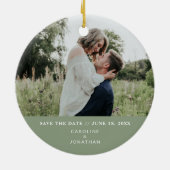 ウェディング日付を保存する写真シンプルの緑ミニマル色 セラミックオーナメント (裏面)