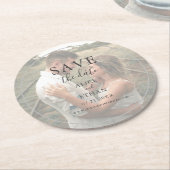 ウェディング日付ミニマル写真スクエアパプを保存 ラウンドペーパーコースター (アングル)