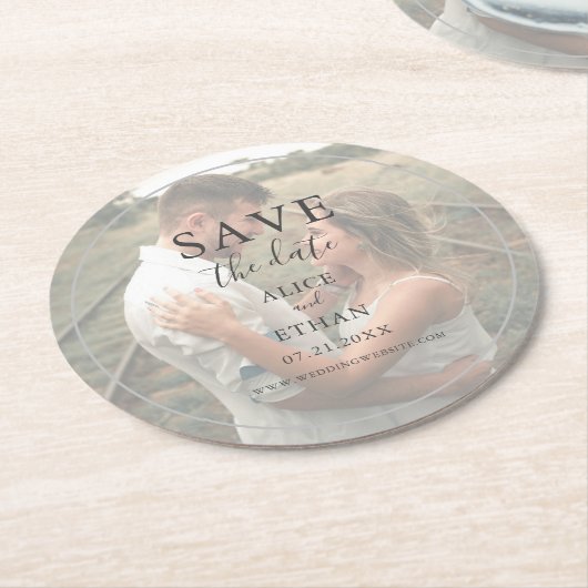 ウェディング日付ミニマル写真スクエアパプを保存 ラウンドペーパーコースター (アングル)