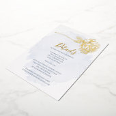 ウェディング  | ダスティーブルーの上にゴールドで装飾されたバラ 箔招待状 (回転した状態)