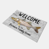 ウェルカムスヌック魚釣りファミリー名ホームコテージ ドアマット (アングル)