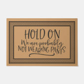 ウェルカムドアマットのホールド我々はおそらく衣服 ドアマット (正面)