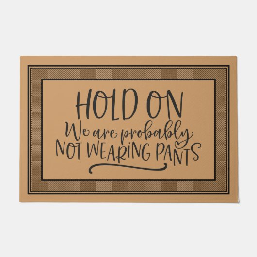 ウェルカムドアマットのホールド我々はおそらく衣服 ドアマット (正面)