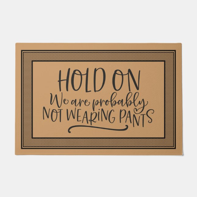 ウェルカムドアマットのホールド我々はおそらく衣服 ドアマット (正面)