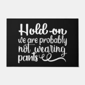 ウェルカムドアマットのホールド我々はおそらく衣服 ドアマット (正面)