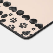 ウェルカムドッグポーズブラック&ホワイト水玉模様オンピンク デスクマット (コーナー)